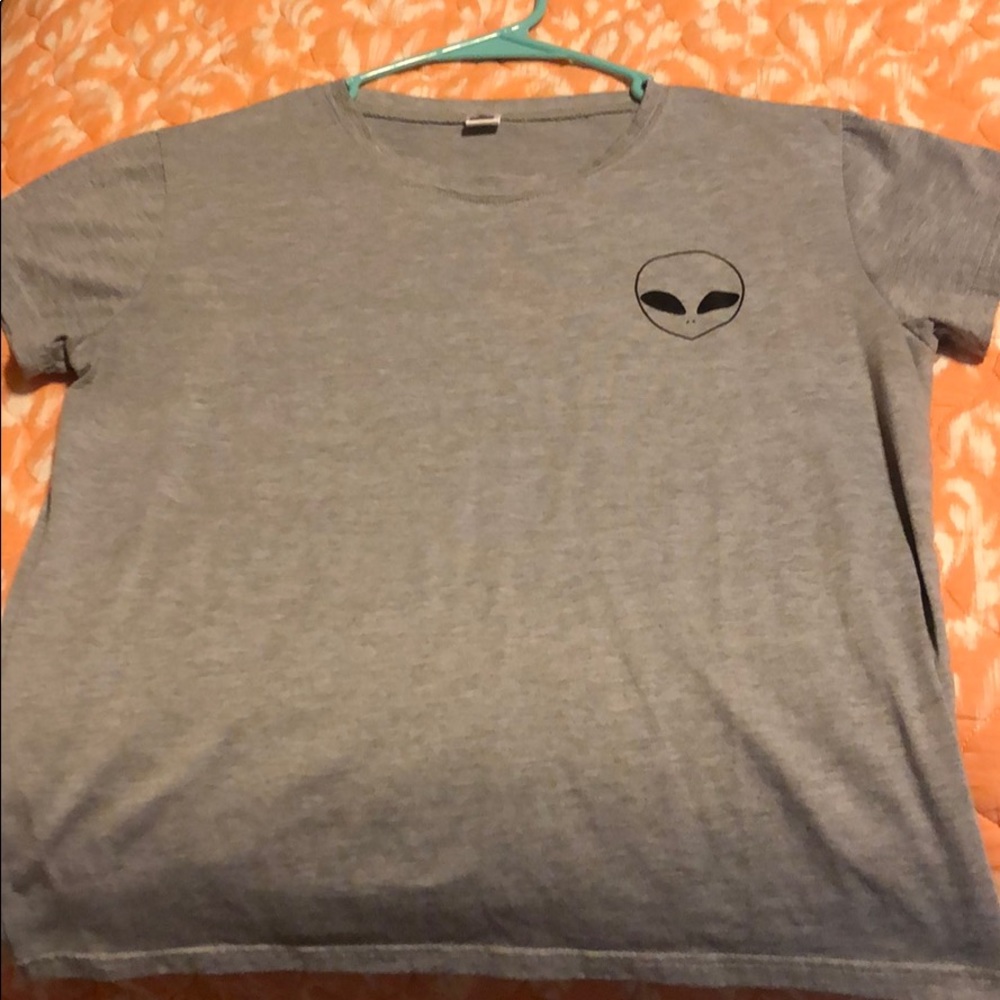 Gray alien tee shirt
